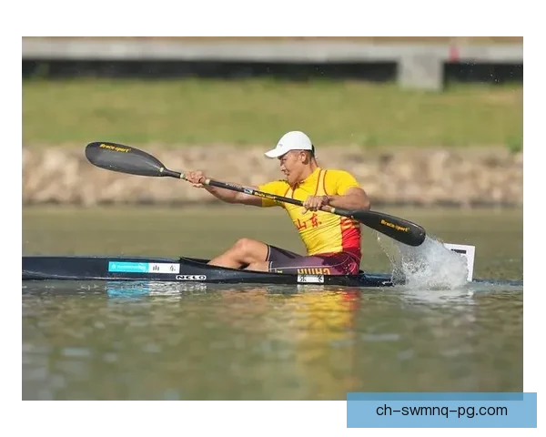 划船比拼：皮划艇大奖赛风采展示