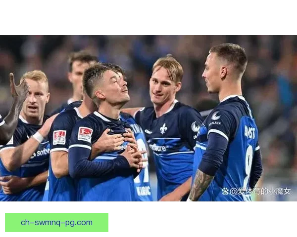 游泳比赛：悬念之战，谁能笑到最后？